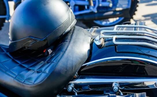 Analiza kosztów oklejania motocykli w kontekście całkowitego oklejania innego pojazdu