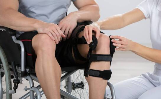 Rehabilitacyjna szyna na kolano jako kluczowy element terapii po kontuzjach i operacjach