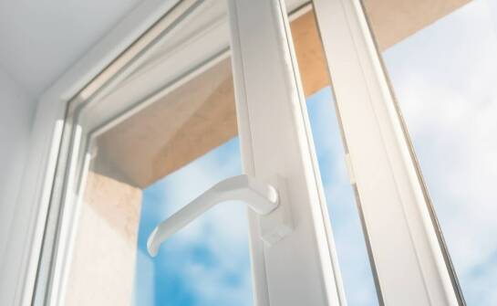 Jakie są zalety plastikowych okien w kontekście energooszczędności?