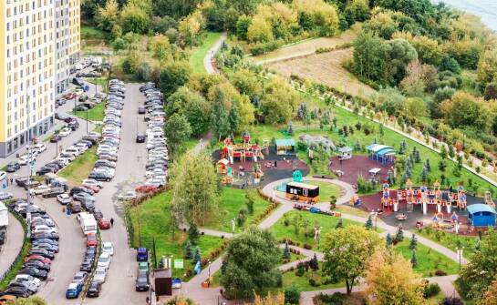 Jakie korzyści niesie ze sobą montaż parkingowych systemów?