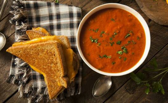 Jakie potrawy najlepiej komponują się z serowym sosem cheddar?