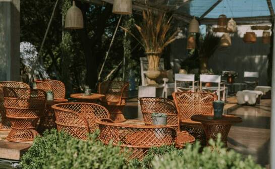 Kiedy warto skorzystać z wynajmu namiotów i mebli do imprez okolicznościowych?