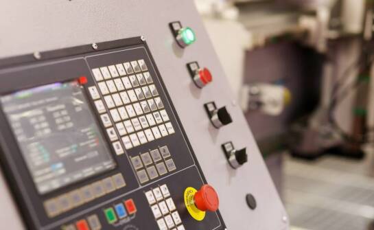 Informacyjne naklejki na maszyny – klucz do bezpieczeństwa w pracy