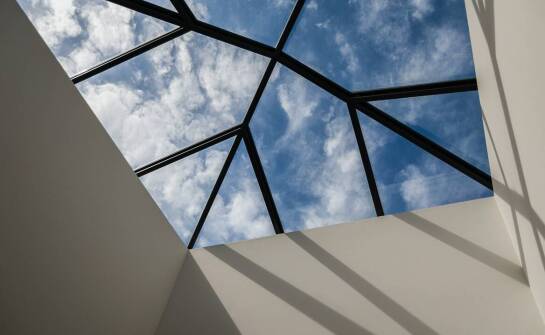 Zalety próżniowej impregnacji w oknach dachowych