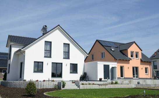 Porównanie popularnych kolorów profili Veka Softline 82 w różnych architektonicznych stylach