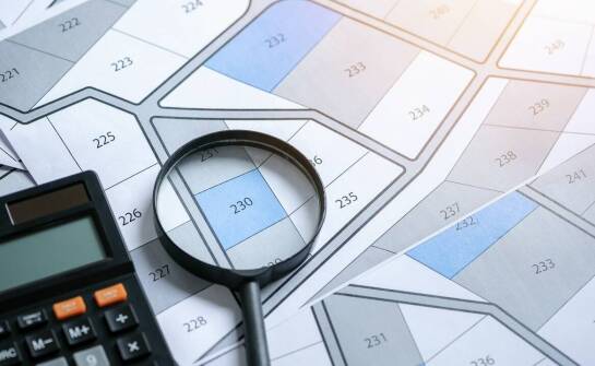 Znaczenie oznaczenia "mn" na mapie w projektowaniu mieszkaniowych osiedli