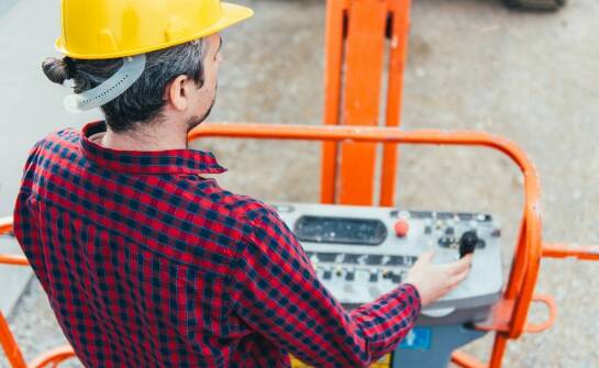 Bezpieczeństwo pracy z koszowymi podnośnikami w produkcyjnych zakładach