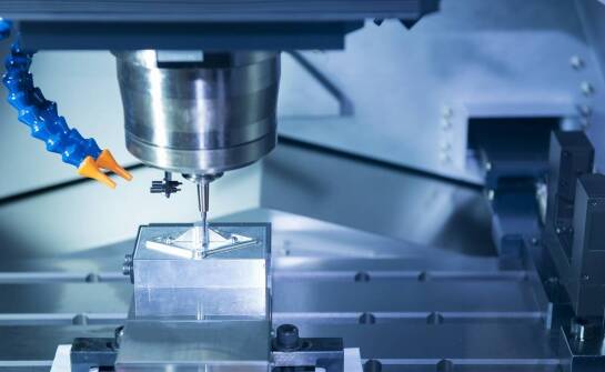 Jak zaawansowane urządzenia CNC wpływają na rozwój automatyki w branży?