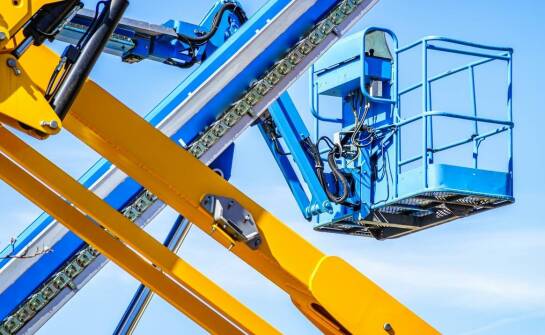 Samojezdne dźwigi w montażu konstrukcji stalowych – efektywność i precyzja