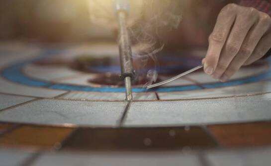 Techniki obróbki szkła stosowane w produkcji szklanych drzwi na wymiar