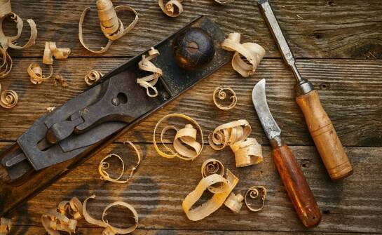 Drewniane meble na zamówienie – oferta dla wymagających z zakładu stolarskiego