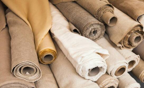 Naturalne tkaniny w produkcji męskiej odzieży - dlaczego warto je wybierać?