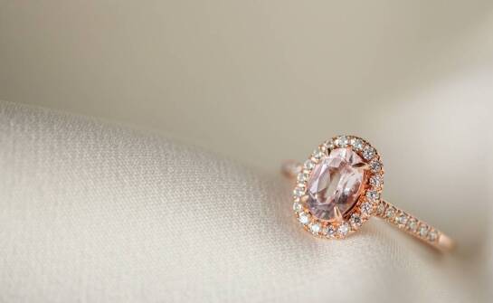 Jak wybrać pierścionek zaręczynowy z dużym diamentem, który pasuje do Waszej historii?