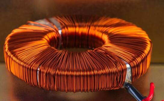 Jak uzwojenia wpływają na parametry pracy silników indukcyjnych w przemyśle?