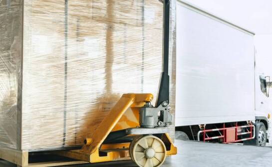 Najważniejsze zalety stosowania taśm do palet w transporcie towarów to