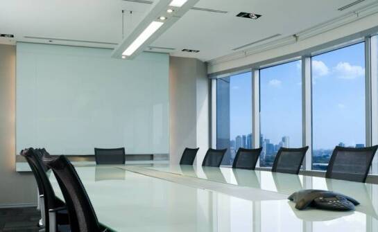 Jak napinane ściany mogą poprawić wizualne aspekty przestrzeni konferencyjnych?