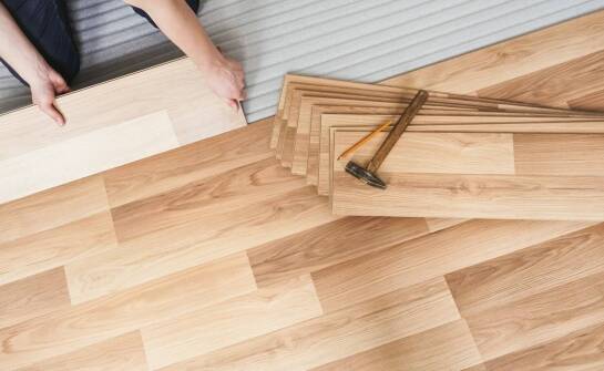 Montaż podłogowych paneli – co warto wiedzieć przed wyborem usługi?