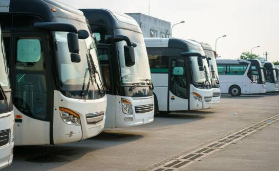 Komfortowe podróże z parkingiem przy lotnisku: co warto wiedzieć o transferze na lotnisko?