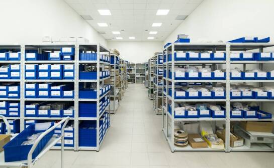 Jakie czynniki należy uwzględnić przy modernizacji magazynowych regałów?