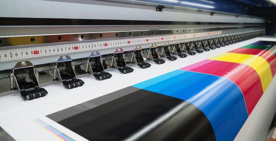 Proces lakierowania UV – korzyści dla drukowanych materiałów