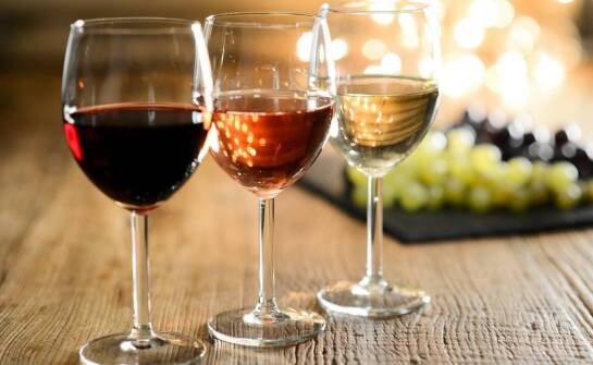 Skład wina mszalnego i jego wpływ na procentową zawartość alkoholu: co decyduje?