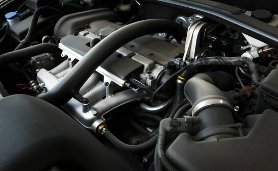 Sześciocylindrowy silnik w Nissanie S30Z: co zapewnia mu wyjątkową moc i osiągi?