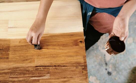 Porównanie trwałości mebli z drewna litego i innych materiałów