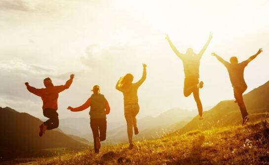 Turnieje fińskich kręgli Mölkky – jak wciągnąć całą grupę do zabawy?