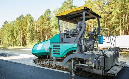 Jakie maszyny wspierają procesy korytowania pod kostkę na dużych placach budowy?