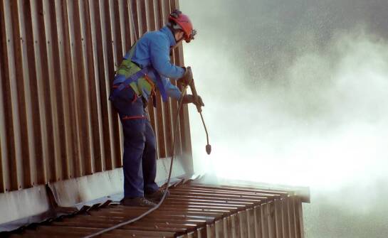 Czyszczenie dachów jako element kompleksowego sprzątania w przestrzeniach komercyjnych