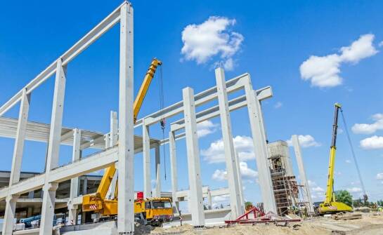 Rola wynajmu dźwigów w organizacji dużych plenerowych wydarzeń