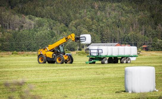Wpływ teleskopowych ładowarek na logistykę pracy w rolnictwie