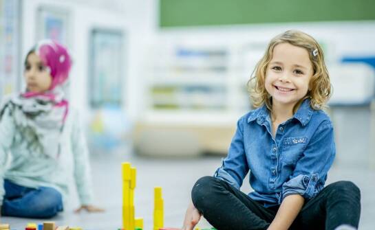 Wpływ edukacji na rozwój umiejętności społecznych dzieci przez zabawę