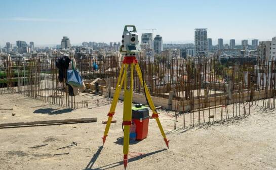 Proces tyczenia obiektów: jakie elementy są niezbędne w obsłudze geodezyjnej budowy?