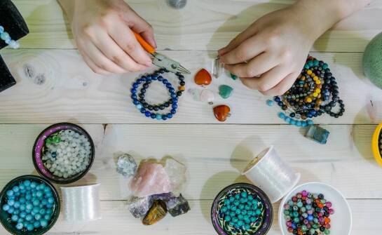 Odkryj różnorodność stylów i motywów w folkowej biżuterii.