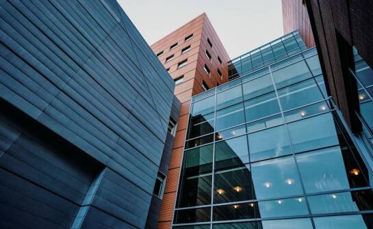 Jak architektoniczna firma integruje nowoczesne technologie w budowlanych projektach?