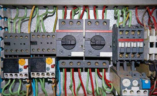 Kluczowe funkcje krzywkowych łączników w zarządzaniu zasilaniem