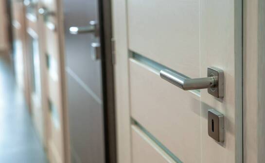 Jakie są dostępne opcje wykończeń dla stalowych drzwi?