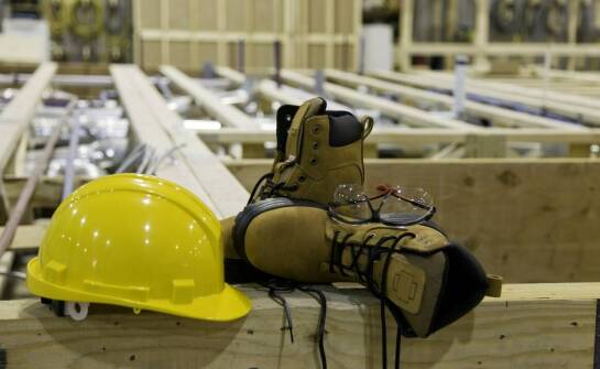 Wybór sprzętu do pracy na wysokości - na co zwrócić uwagę?