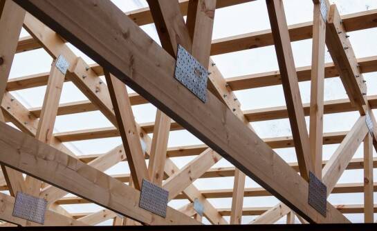 Jak deskowanie dachu pod gont wpływa na akustykę wnętrza?