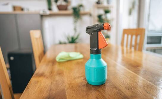 Czy płyn do czyszczenia mosiądzu jest bezpieczny dla delikatnych powierzchni?