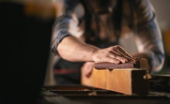 Usługi stolarskie – jakie możliwości oferują meble na zamówienie?