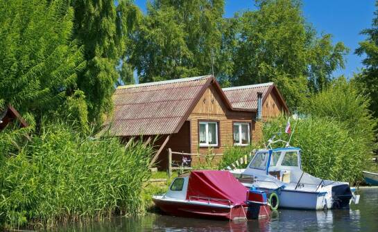 Jakie są korzyści z posiadania domków holenderskich nad jeziorem w marce?