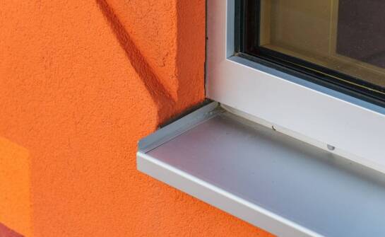 Wpływ aluminiowych zatyczek na estetykę zewnętrznych parapetów