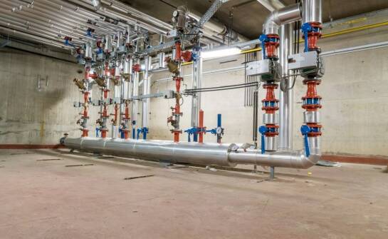 Integracja odzyskanego ciepła z istniejącymi systemami grzewczymi.