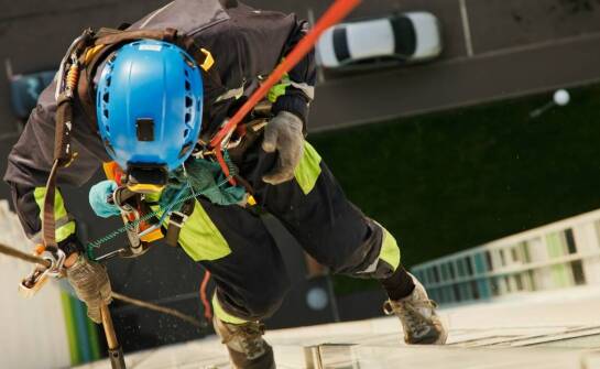 Jak zapewnić bezpieczeństwo podczas prac na wysokości przy użyciu nowoczesnego sprzętu?