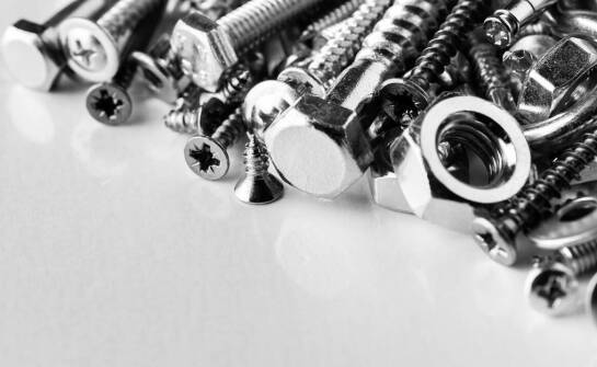 Śrubki do drzwiowych klamek: jak właściwy wybór wpływa na trwałość montażu?