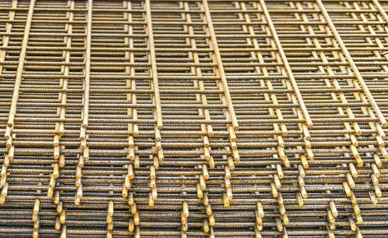 Ocynkowana stalowa siatka w budownictwie – dlaczego warto ją stosować?