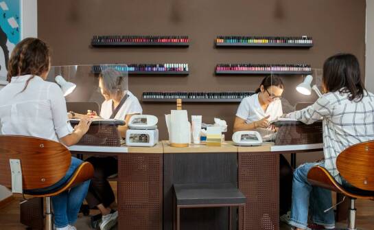 Jak korzystać z jednorazowych produktów, aby zwiększyć higienę w salonie?