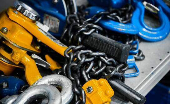 Porównanie różnych typów rolkowych łańcuchów w systemach do przenoszenia mocy